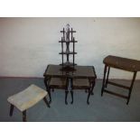 A LEATHER INLAID NEST OF TABLES COMPRISING COFFEE TABLES WITH TWO MATCHING SIDE TABLES, A SMALL