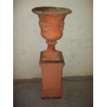 A TERRACOTTA TYPE CONCRETE GARDEN PLANTER / URN AND PEDESTAL