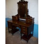 AN EDWARDIAN DRESSING TABLE IN MAHOGANY, 127 CM WIDE