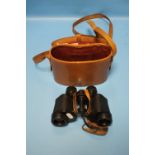 A SET OF BARR AND STROUD CF24 8 X 30 ANTIQUE LEATHER CASED BINOCULARS