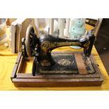 A VINTAGE SINGER SEWING MACHINE IN WOODEN CASE (CASE A/F)