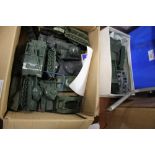 TWO BOXES OF PLASTIC AIRFIX MILITARY VEHICLES / TANKS AND A LARGE QUANTITY OF AIRFIX SOLDIERS