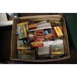 A BOX OF MODEL RAILWAY ACCESSORIES TO INCLUDE OLD TRAIN MINI CLUB MODEL KITS