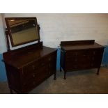 AN EARLY 1900S OAK DRESSING TABLE WITH A MATCHING CHEST OF DRAWERS