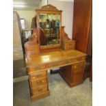 AN EDWARDIAN CARVED MAHOGANY DRESSING TABLE W-122 CM