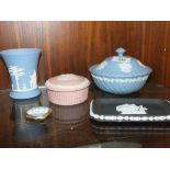 FIVE PIECES OF WEDGWOOD JASPERWARE TO INCLUDE A BROOCH S/D