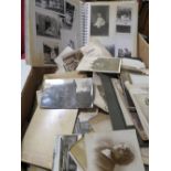 A BOX OF VINTAGE BLACK AND WHITE PHOTOGRAPHS AND EARLY 20TH CENTURY CABINET PHOTOS AND CARTE DE
