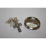 A SILVER MOUNTED BROOCH SET WITH A LARGE OVAL STONE, WITH 3.5 CM, TOGETHER WITH A CROSS PENDANT ON