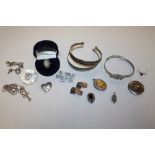 A COLLECTION OF SILVER AND OTHER JEWELLERY TO INCLUDE A HALLMARKED SILVER WEDGWOOD JASPERWARE