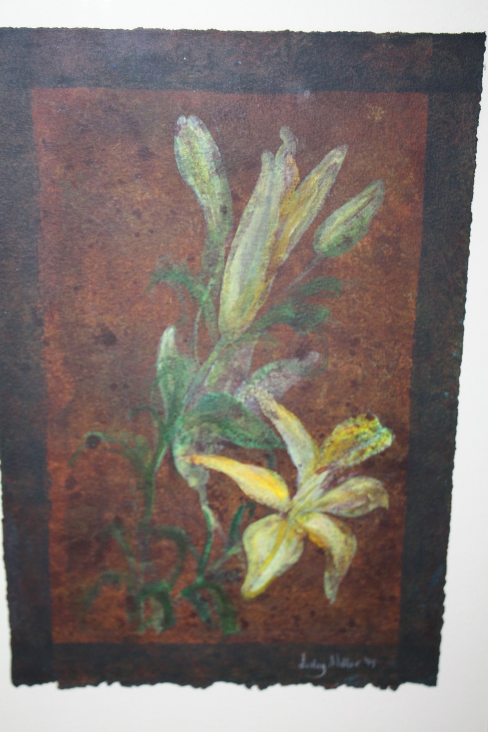 A FRAMED AND GLAZED WATERCOLOUR OF FLOWERS BY LESLIE MILLER (STAFFORDSHIRE ARTIST) SIZE 28 CM X 19 - Image 2 of 4