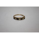 A HALLMARKED 9 CARAT GOLD SEVEN STONE DRESS RING SET WITH BLUE AND CLEAR STONE