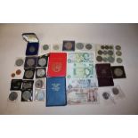 A COLLECTION OF VINTAGE AND MODERN COMMEMORATIVE COINS AND BANKNOTES TO INCLUDE ú2 COINS