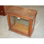 A FOUR SIDED GLAZED OAK DISPLAY CABINET, H 41 CM, W 45.5 CM, D 25 CM