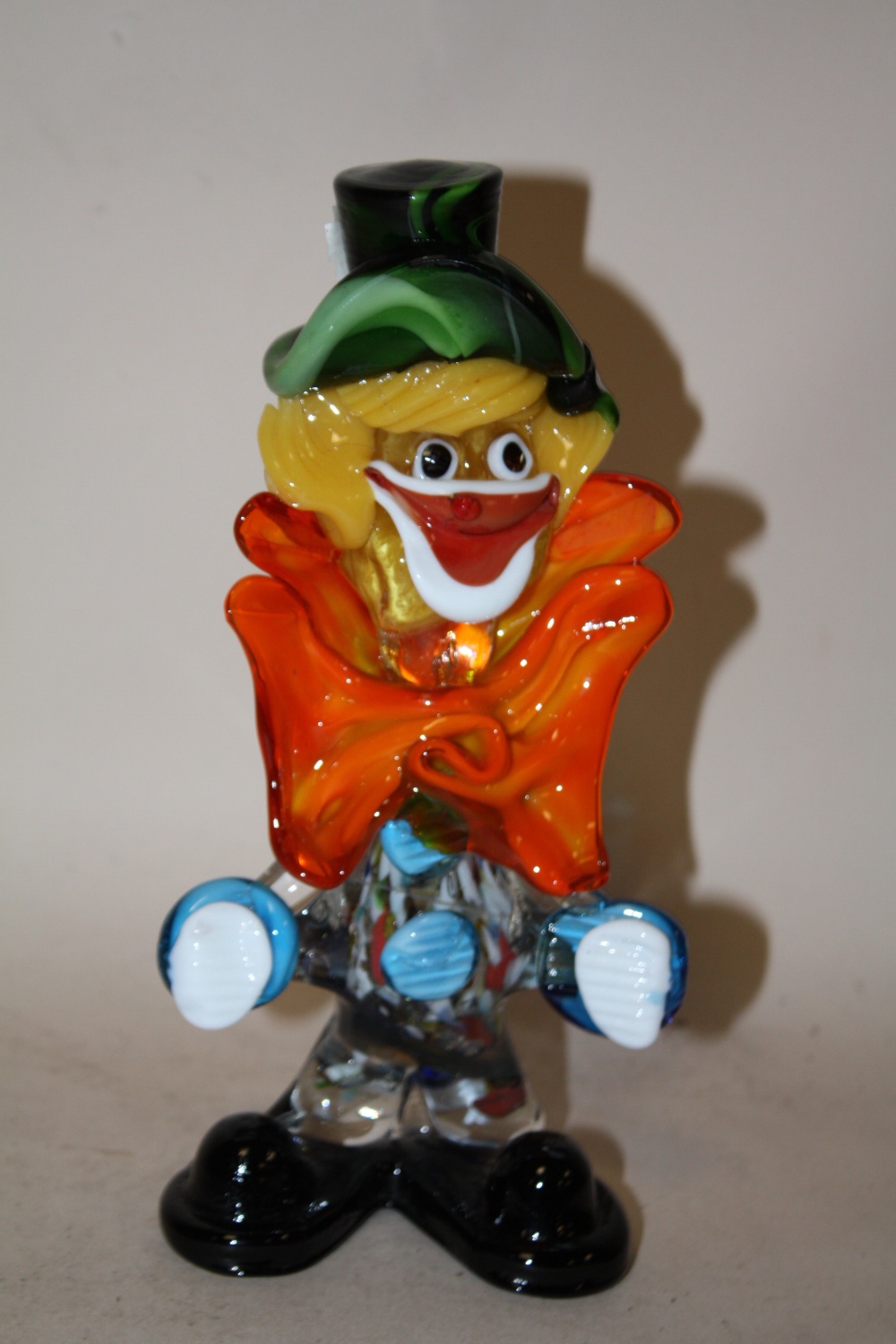 A MURANO STYLE GLASS CLOWN, HEIGHT 21 CM