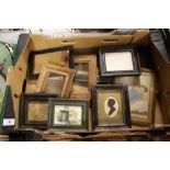 A TRAY OF SMALL PICTURE FRAMES TO INCLUDE AN ANTIQUE FRAMED AND GLAZED SILHOUETTE