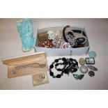 A BOX OF COSTUME JEWELLERY TO INCLUDE BROOCHES, NECKLACES ETC