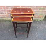 A MAHOGANY INLAID NEST OF THREE TABLE H-61 W-48 CM LARGEST