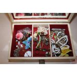 A VINTAGE JEWELLERY BOX CONTAINING COSTUME JEWELLERY