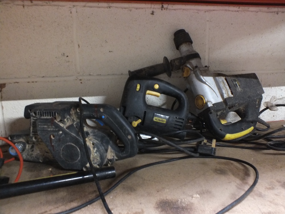 A SELECTION OF ELECTRICAL AND PETROL GARDEN AND HANDTOOLS TO INCLUDE A RYOBI STRIMMER, HUSQVARNA 136 - Image 4 of 4