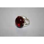 A SILVER LADIES DRESS RING SET WITH A RED POLISHED STONE, APPROX WEIGHT 10 G