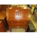 AN EARLY 20TH CENTURY MAHOGANY BUREAU WITH CARVED DETAIL W-76 CM