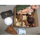 A BOX OF ASSORTED COLLECTABLES TO INCLUDE A PAIR OF FIGURAL CORBELS, LACQUER WARE TRAYS ETC.