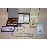A BOX OF SILVER AND OTHER JEWELLERY TO INCLUDE A SILVER GILT NECKLACE AND BRACELET SET, MOON STONE