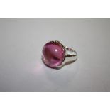 A MODERN LADIES SILVER DRESS RING SET WITH A POLISHED PINK STONE, APPROX WEIGHT 15.4 G