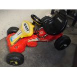 A CHILDS ELECTRIC GO KART L-90CM PLUS A SET OF PLASTIC SHELVING