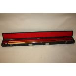 A VINTAGE CASED WINMAU SNOOKER CUE