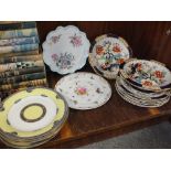 A COLLECTION OF CABINET PLATES AND BOWLS ETC. TO INCLUDE WEDGWOOD, LOSOL WARE AND A DRESDEN STYLE