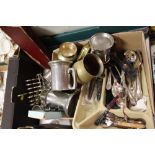 A BOX OF ASSORTED METALWARE TO INCLUDE A SILVER PLATED TOAST RACK, FLATWARE ETC.