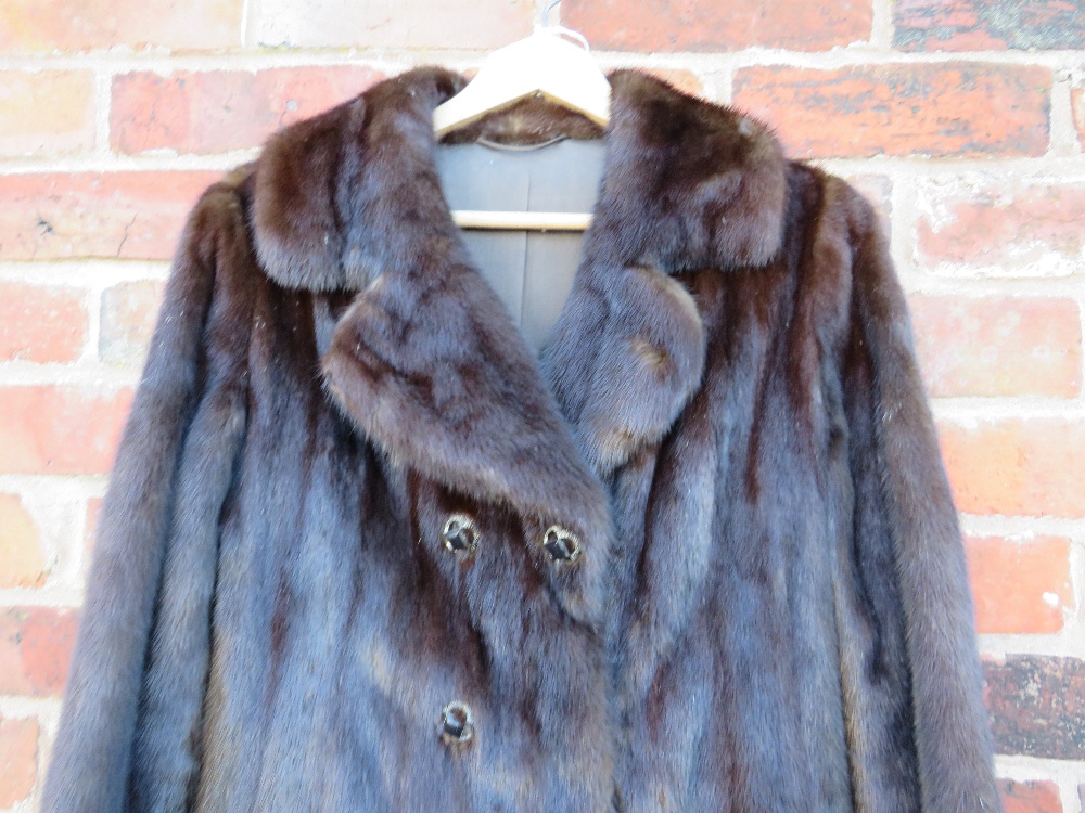 A VINTAGE RICH MAHOGANY BROWN MINK FUR COAT, fully lined, hook fasteners, front pockets, approx size - Image 5 of 10