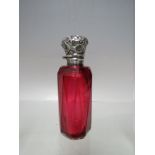 A HALLMARKED SILVER TOPPED CRANBERRY GLASS SCENT BOTTLE - BIRMINGHAM 1905, H 8 cm