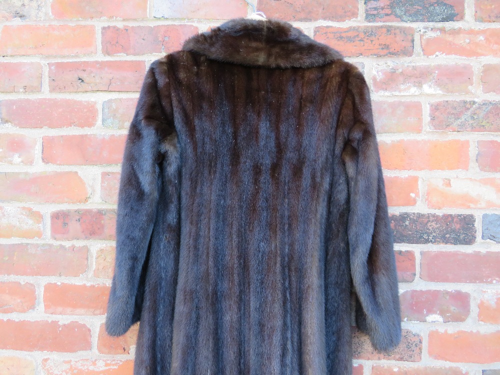 A VINTAGE RICH MAHOGANY BROWN MINK FUR COAT, fully lined, hook fasteners, front pockets, approx size - Image 9 of 10