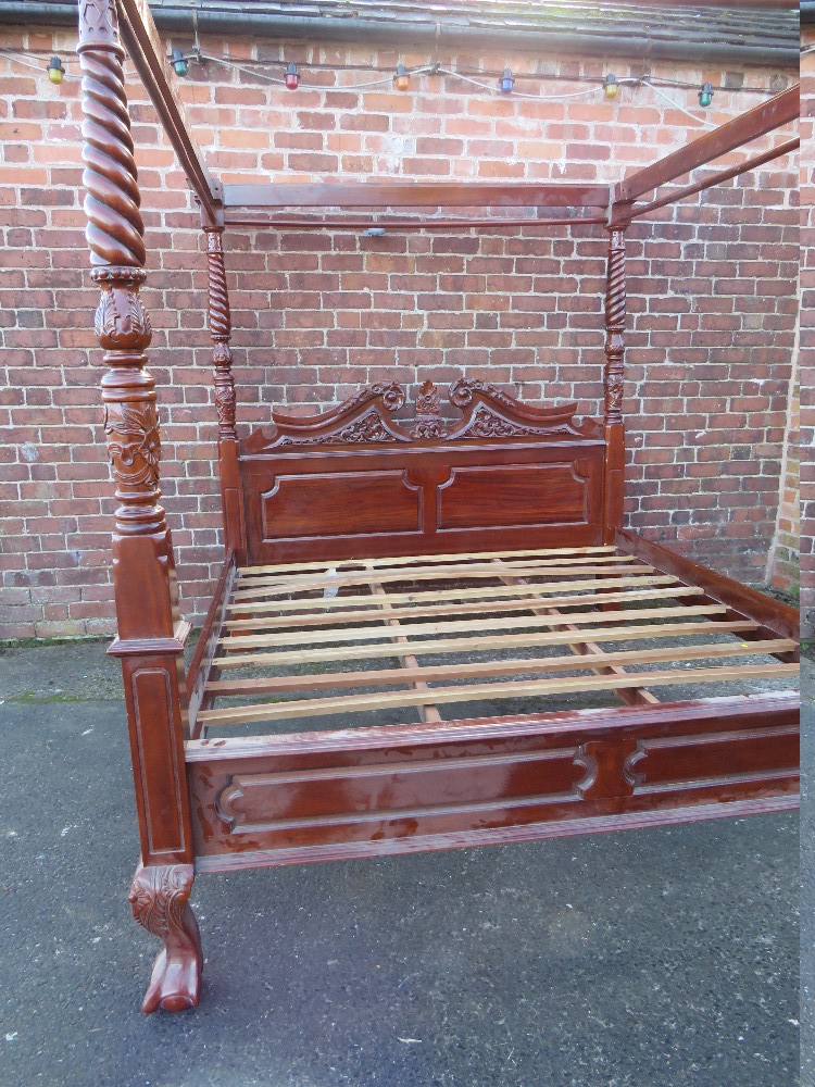 A LATE 20TH CENTURY CARVED MAHOGANY SUPER KING SIZE FOUR POSTER BED, approx W 200 cm, H 234 cm, L - Image 6 of 10