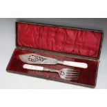 A HALLMARKED SILVER AND MOTHER OF PEARL FISH SERVERS BY JAMES LEWIS & SONS - SHEFFIELD 1903, in