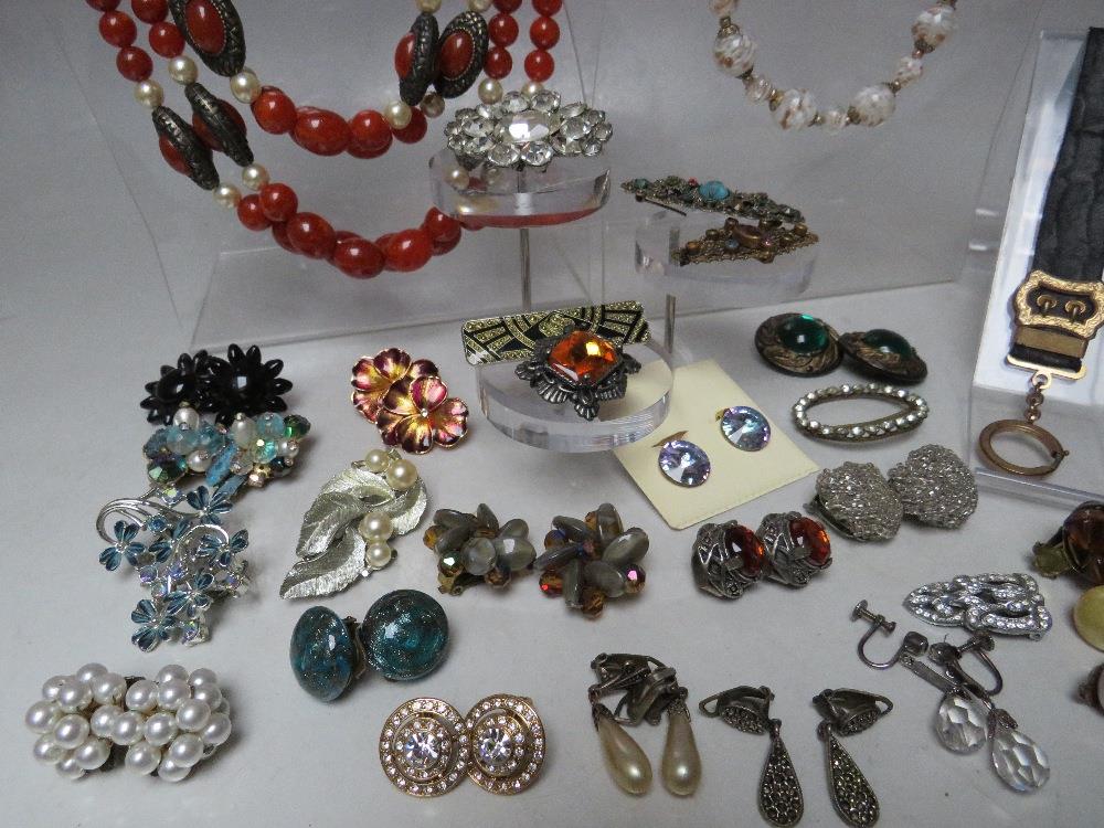 A COLLECTION OF VINTAGE COSTUME JEWELLERY, to include an Italian Murano glass beads and earrings - Image 3 of 4