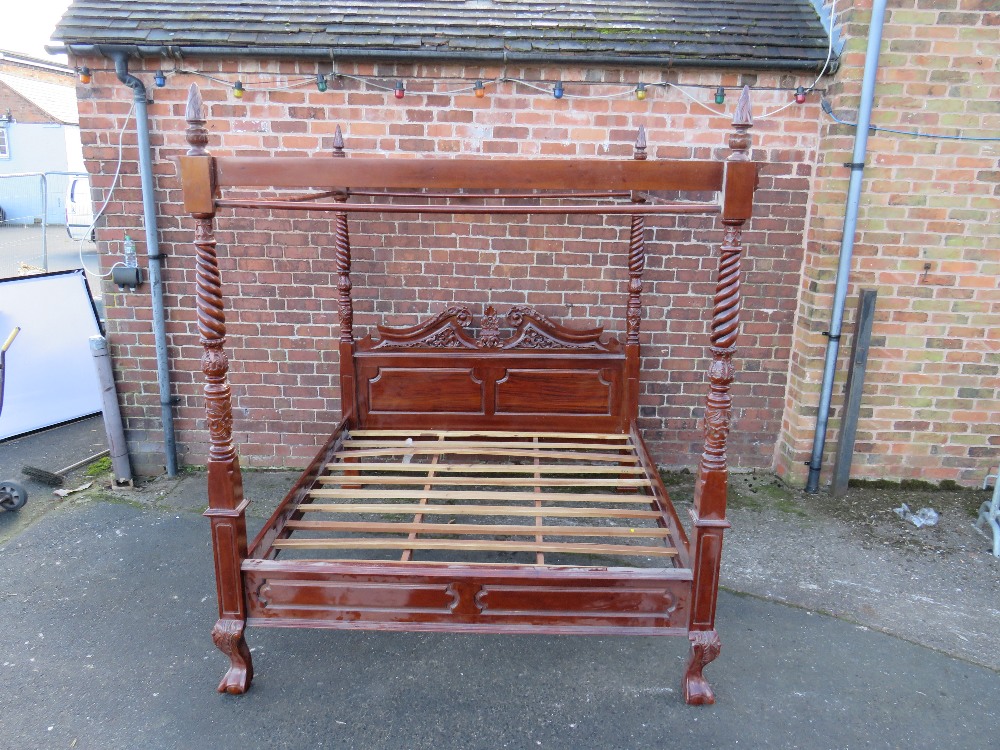 A LATE 20TH CENTURY CARVED MAHOGANY SUPER KING SIZE FOUR POSTER BED, approx W 200 cm, H 234 cm, L - Image 2 of 10