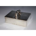 A HALLMARKED SILVER DOUBLE SIDED TABLE TOP CIGAR BOX - LONDON 1920, with central carry handle and