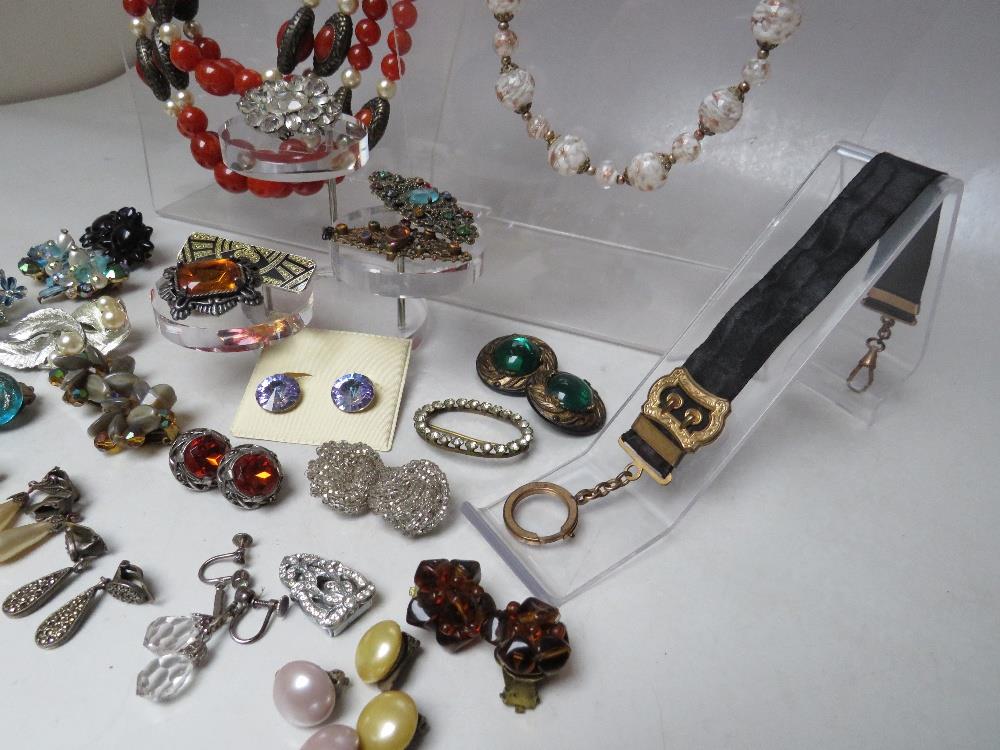 A COLLECTION OF VINTAGE COSTUME JEWELLERY, to include an Italian Murano glass beads and earrings - Image 4 of 4