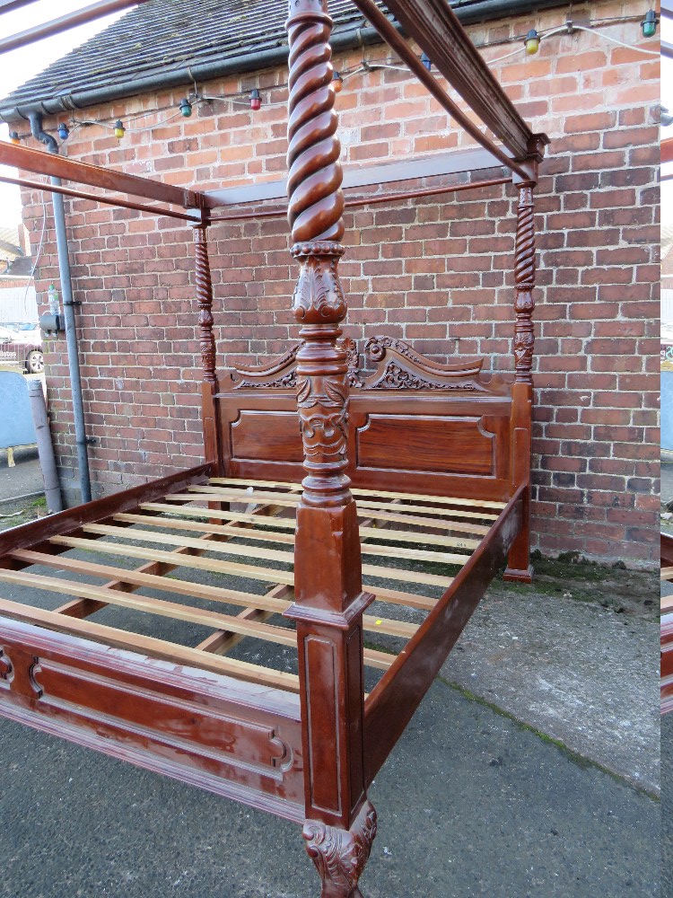 A LATE 20TH CENTURY CARVED MAHOGANY SUPER KING SIZE FOUR POSTER BED, approx W 200 cm, H 234 cm, L - Image 5 of 10