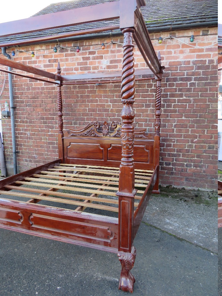 A LATE 20TH CENTURY CARVED MAHOGANY SUPER KING SIZE FOUR POSTER BED, approx W 200 cm, H 234 cm, L - Image 8 of 10