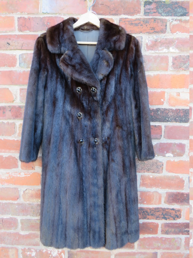 A VINTAGE RICH MAHOGANY BROWN MINK FUR COAT, fully lined, hook fasteners, front pockets, approx size