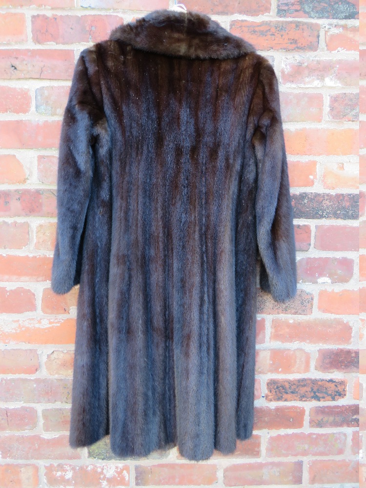 A VINTAGE RICH MAHOGANY BROWN MINK FUR COAT, fully lined, hook fasteners, front pockets, approx size - Image 2 of 10