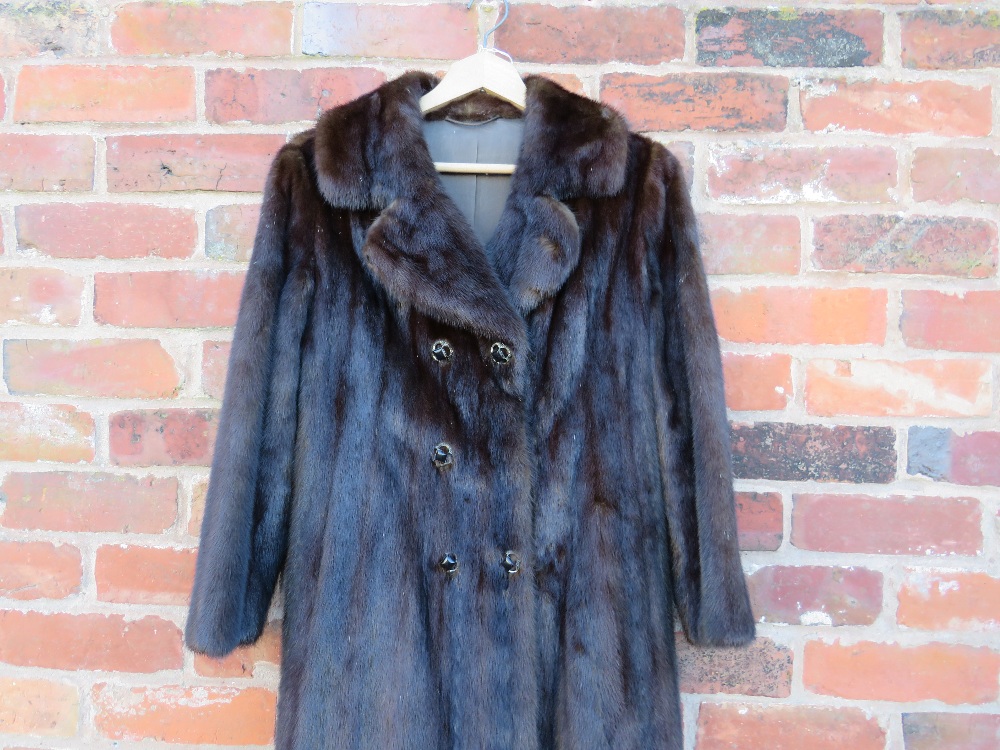 A VINTAGE RICH MAHOGANY BROWN MINK FUR COAT, fully lined, hook fasteners, front pockets, approx size - Image 7 of 10