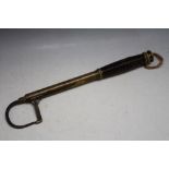 A VINTAGE TELESCOPIC BRASS FISHING GAFF WITH A TURNED MAHOGANY HANDLE, L 60 cm (extended)