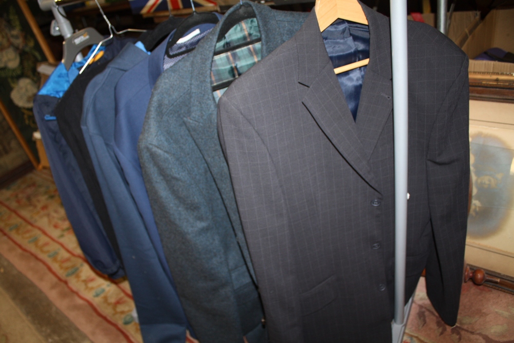 A QUANTITY OF MODERN LADIES AND GENTS CLOTHING TO INCLUDE RALPH LAUREN, HUGO BOSS, LACOSTE, PAUL - Image 2 of 4