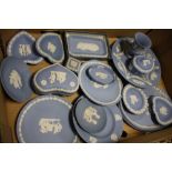 A TRAY OF BLUE WEDGWOOD JASPERWARE TO INCLUDE A HEART SHAPED TRINKET POT, CABINET PLATES ETC.