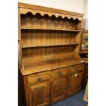 A SOLID OAK DRESSER IN THE ANTIQUE STYLE H-194 W-144 CM